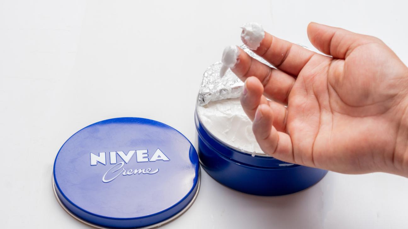 &Epsilon;&sigma;&epsilon;ί&sigmaf; &tau;&omicron; &xi;έ&rho;&alpha;&tau;&epsilon;; &Delta;&epsilon;ί&tau;&epsilon; &pi;&omicron;ύ &delta;&epsilon;&nu; &pi;&rho;έ&pi;&epsilon;&iota; &nu;&alpha; &epsilon;&phi;&alpha;&rho;&mu;ό&zeta;&epsilon;&tau;&alpha;&iota; &eta; &kappa;&rho;έ&mu;&alpha; Nivea &sigma;&tau;&omicron; &mu;&pi;&lambda;&epsilon; &kappa;&omicron;&upsilon;&tau;ί