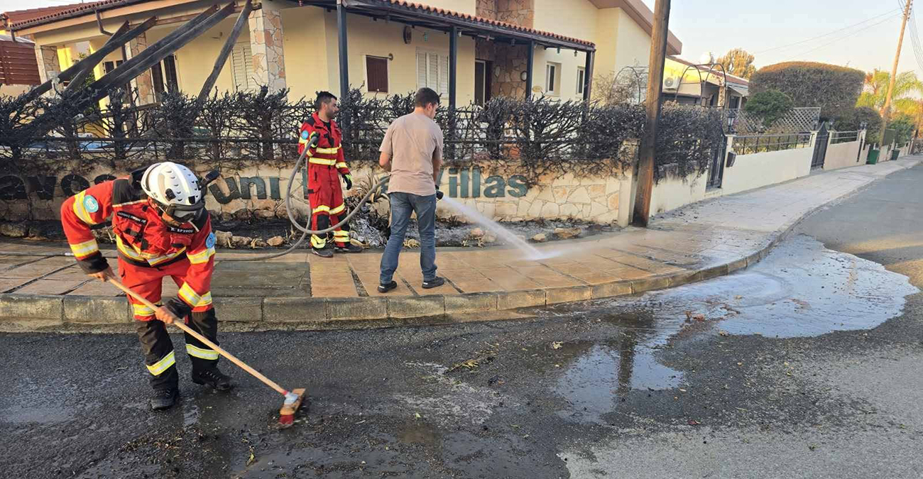 Από την αντιμετώπιση της πυρκαγιάς στην αποκατάσταση – Άντλησαν νερό από πισίνες για καθαρισμό σπιτιών και δρόμων