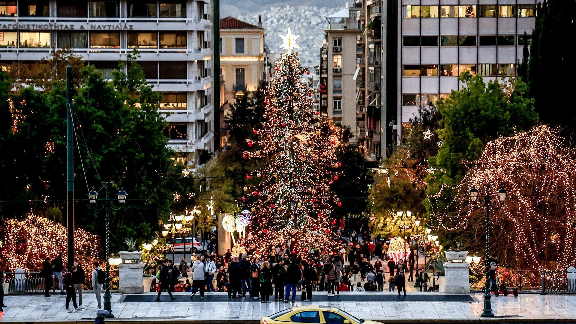 Στο πνεύμα των Χριστουγέννων και η Αθήνα; Πότε φωταγωγείται το δέντρο