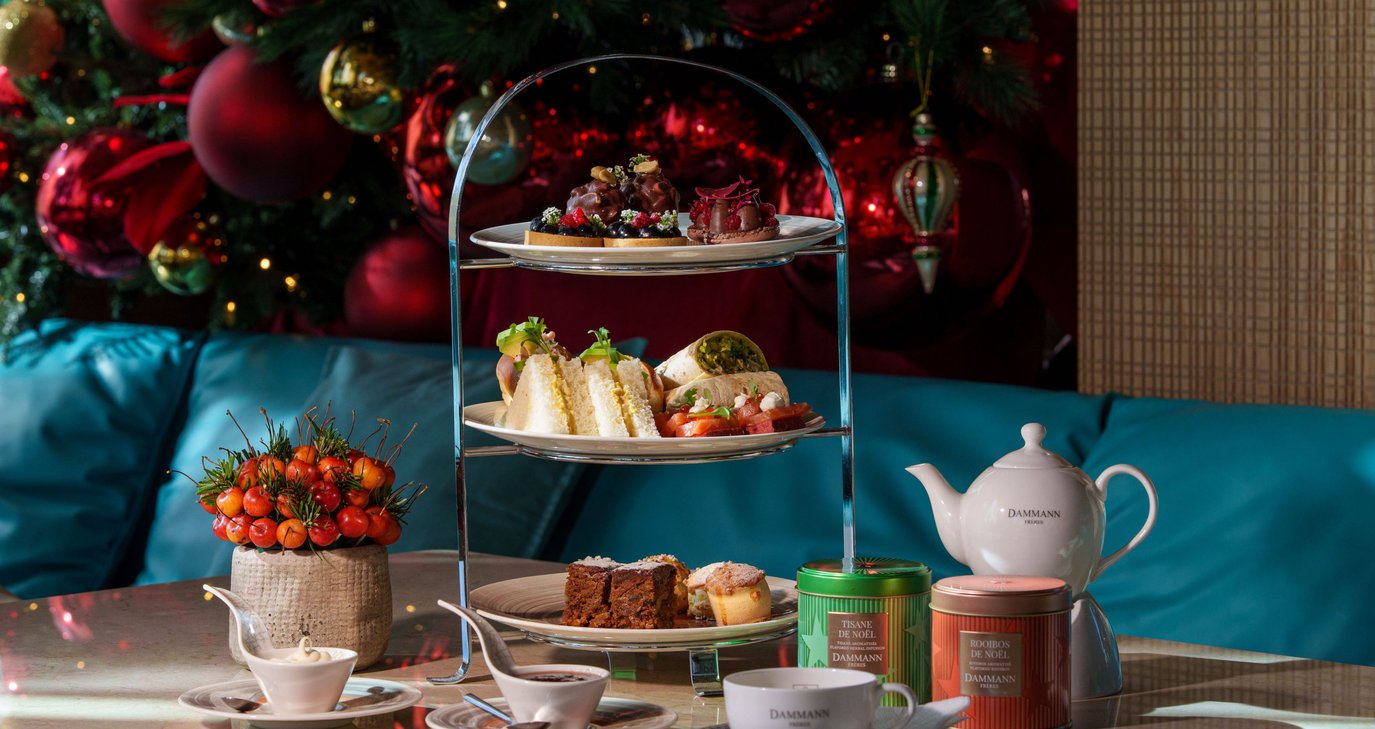 Καφέ στη Λεμεσό έβαλε τα γιορτινά του και μας καλεί σε ένα απογευματινό τσάι παρέα με τα πέντε αστέρων γλυκά του