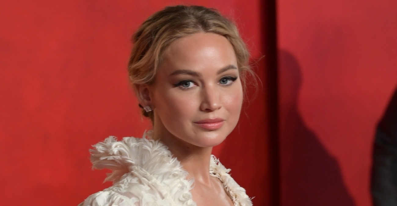 Τζένιφερ Λόρενς στις Χρυσές Σφαίρες: Με σι θρου φόρεμα έκλεψε την παράσταση στο κόκκινο χαλί