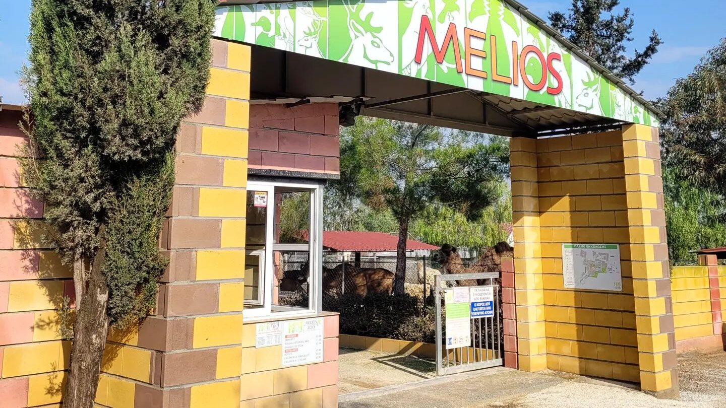 Melios Zoo Park: &Omicron;&rho;&iota;&sigma;&tau;&iota;&kappa;ή &laquo;&tau;&alpha;&phi;ό&pi;&lambda;&alpha;&kappa;&alpha;&raquo; &alpha;&lambda;&lambda;ά... &pi;&alpha;&rho;&alpha;&mu;έ&nu;&epsilon;&iota; &alpha;&nu;&omicron;&iota;&chi;&tau;ό - &laquo;&Sigma;&upsilon;&nu;&epsilon;&chi;ί&zeta;&epsilon;&iota; &kappa;&alpha;&nu;&omicron;&nu;&iota;&kappa;ά ό&pi;&omega;&sigmaf; &sigma;&upsilon;&mu;&beta;&alpha;ί&nu;&epsilon;&iota; &alpha;&pi;ό &tau;&omicron; 2000&raquo; - &Delta;&epsilon;ί&tau;&epsilon; &beta;ί&nu;&tau;&epsilon;&omicron;