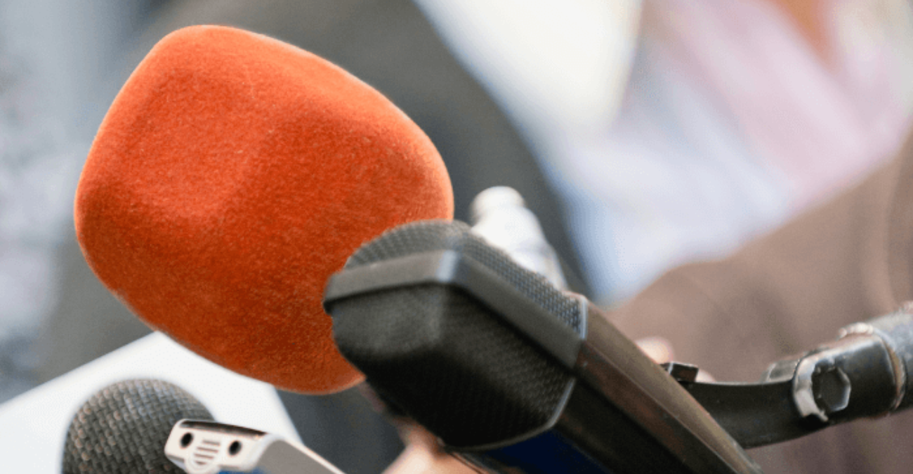 &Sigma;&tau;&omicron; &mu;&iota;&kappa;&rho;&omicron;&sigma;&kappa;ό&pi;&iota;&omicron; &tau;&eta;&sigmaf; &Epsilon;&upsilon;&rho;ώ&pi;&eta;&sigmaf; &eta; &upsilon;&pi;ό&theta;&epsilon;&sigma;&eta; &tau;&eta;&sigmaf; &delta;&eta;&mu;&omicron;&sigma;&iota;&omicron;&gamma;&rho;&alpha;&phi;&iota;&kappa;ή&sigmaf; &tau;&alpha;&upsilon;&tau;ό&tau;&eta;&tau;&alpha;&sigmaf; &sigma;&tau;&eta;&nu; &Kappa;ύ&pi;&rho;&omicron;