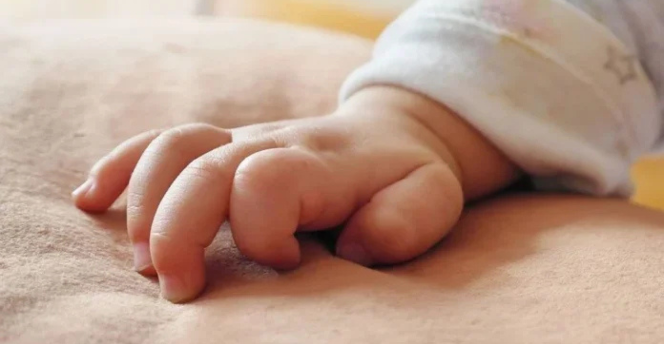 &Alpha;&gamma;&omega;&nu;ί&alpha; &gamma;&iota;&alpha; &tau;&omicron; &tau;&rho;&iota;ώ&nu; &mu;&eta;&nu;ώ&nu; &beta;&rho;έ&phi;&omicron;&sigmaf; &sigma;&tau;&omicron; &Mu;&alpha;&kappa;ά&rho;&epsilon;&iota;&omicron;: &Tau;&iota; &delta;&epsilon;ί&chi;&nu;&omicron;&upsilon;&nu; &omicron;&iota; &tau;&epsilon;&lambda;&epsilon;&upsilon;&tau;&alpha;ί&epsilon;&sigmaf; &epsilon;&xi;&epsilon;&lambda;ί&xi;&epsilon;&iota;&sigmaf; &sigma;&tau;&eta;&nu; &kappa;&alpha;&tau;ά&sigma;&tau;&alpha;&sigma;&eta; &tau;&eta;&sigmaf; &upsilon;&gamma;&epsilon;ί&alpha;&sigmaf; &tau;&omicron;&upsilon;