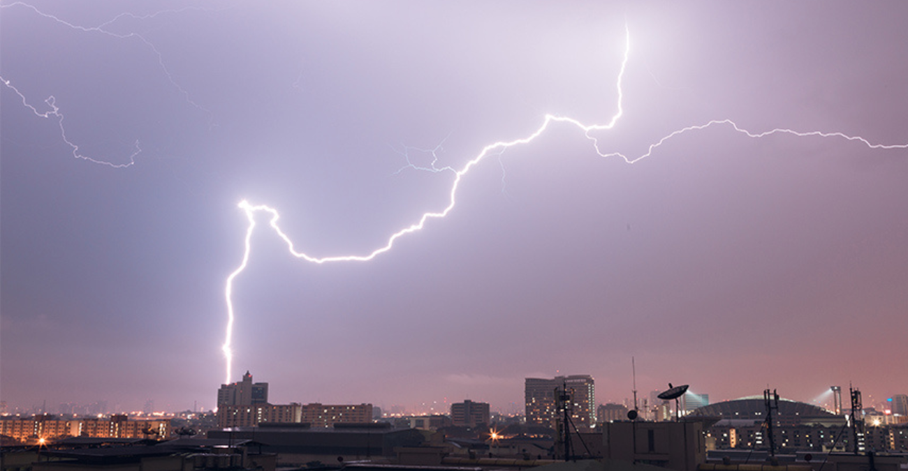Κεραυνός «σχίζει» τον ουρανό της Λευκωσίας – Έκανε τη νύχτα μέρα