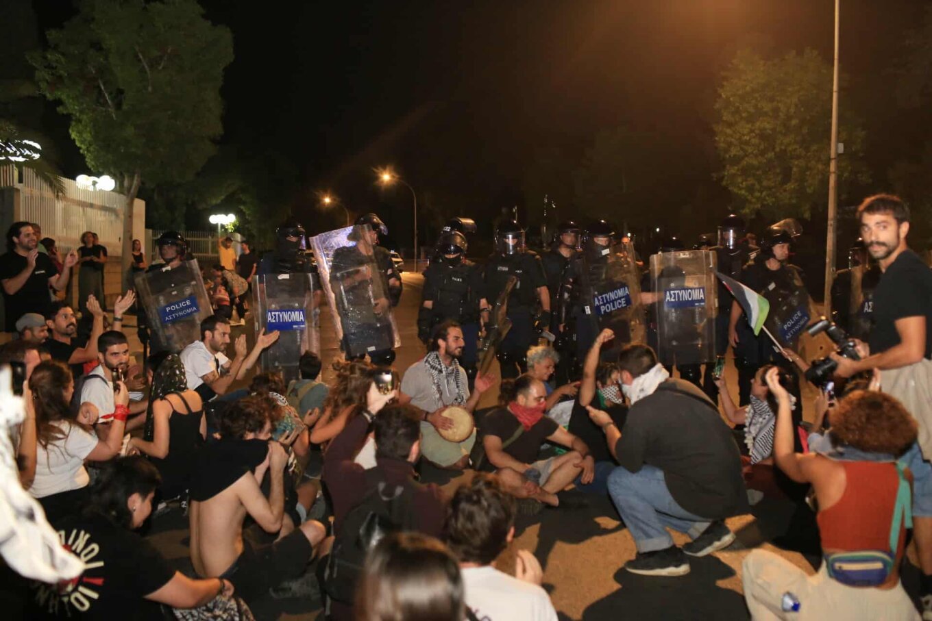 Προχωρούν σε καταγγελίες στην ΑΔΙΠΑ οι διαδηλωτές, μετά τα επεισόδια έξω από το ΥΠΕΞ – Διαψεύδουν την Αστυνομία