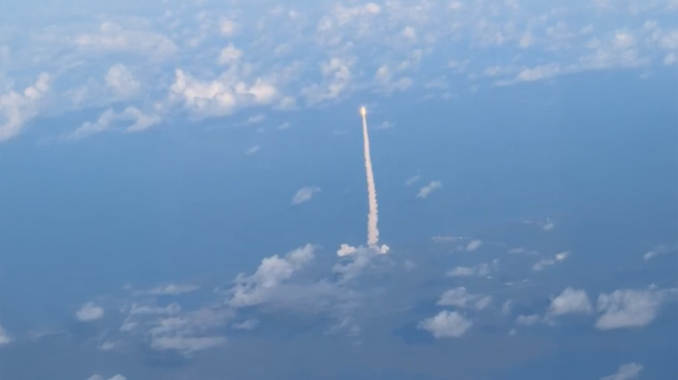 VIDEO - Εντυπωσιακό θέαμα: Επιβάτες πτήσης κατέγραψαν την εκτόξευση της αποστολής Artemis II από ψηλά