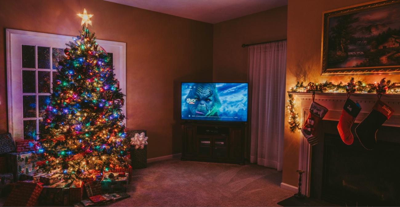 Οι νέες ταινίες και σειρές που θα μονοπωλήσουν τις γιορτινές μας οθόνες