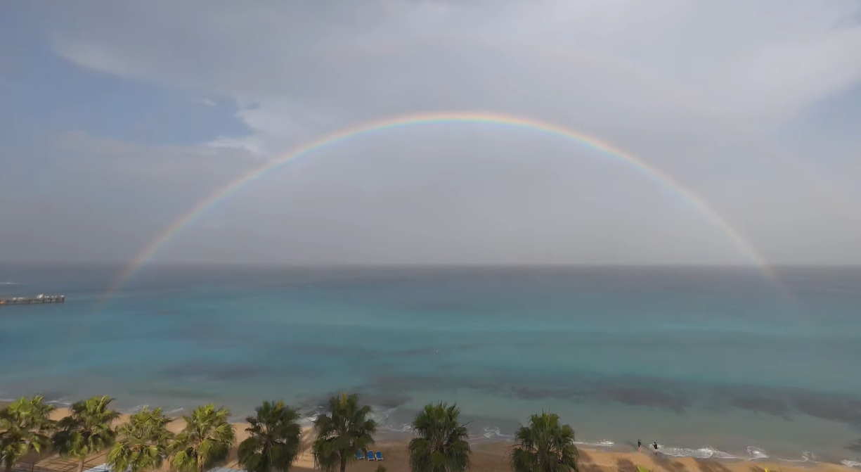 Αποχωρεί η ADEL από τον Πρωταρά και εμφανίζεται τεράστιο ουράνιο τόξο πάνω από τη θάλασσα – Δείτε βίντεο
