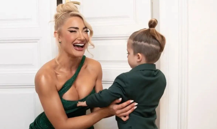 &Iota;&omega;ά&nu;&nu;&alpha; &Tau;&omicron;ύ&nu;&eta;: &Eta; &alpha;&pi;&omicron;&kappa;&rho;&iota;ά&tau;&iota;&kappa;&eta; &sigma;&tau;&omicron;&lambda;ή &pi;&omicron;&upsilon; &epsilon;&pi;έ&lambda;&epsilon;&xi;&epsilon; &gamma;&iota;&alpha; &phi;έ&tau;&omicron;&sigmaf; &omicron; 3&chi;&rho;&omicron;&nu;&omicron;&sigmaf; &gamma;&iota;&omicron;&sigmaf; &tau;&eta;&sigmaf;, &Pi;ά&rho;&eta;&sigmaf; - &Delta;&epsilon;ί&tau;&epsilon; &phi;&omega;&tau;&omicron;&gamma;&rho;&alpha;&phi;ί&alpha;