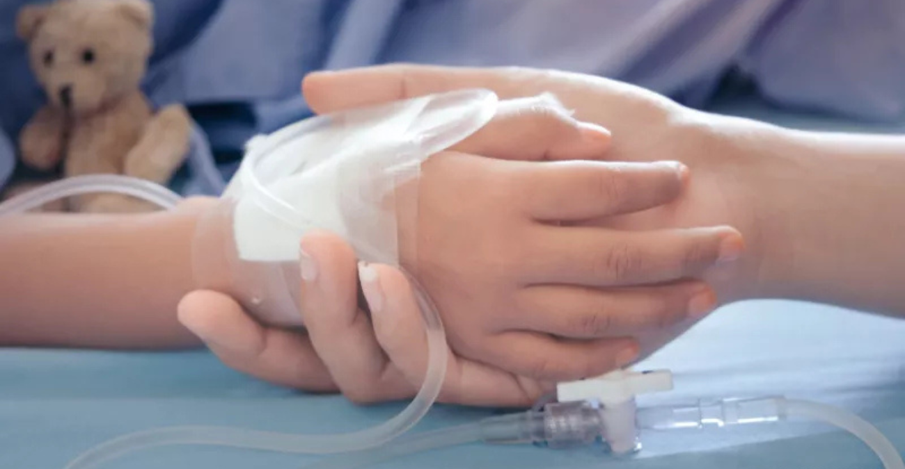 &Mu;ά&chi;&eta; &gamma;&iota;&alpha; &tau;&eta; &zeta;&omega;ή &tau;&omicron;&upsilon; &delta;ί&nu;&epsilon;&iota; 4&chi;&rho;&omicron;&nu;&omicron; &pi;&alpha;&iota;&delta;ί: &Omicron; &Omicron;&Kappa;&Upsilon;&pi;&Upsilon; &delta;&iota;&epsilon;&rho;&epsilon;&upsilon;&nu;ά &kappa;&alpha;&tau;&alpha;&gamma;&gamma;&epsilon;&lambda;ί&epsilon;&sigmaf; &tau;&omega;&nu; &gamma;&omicron;&nu;&iota;ώ&nu;