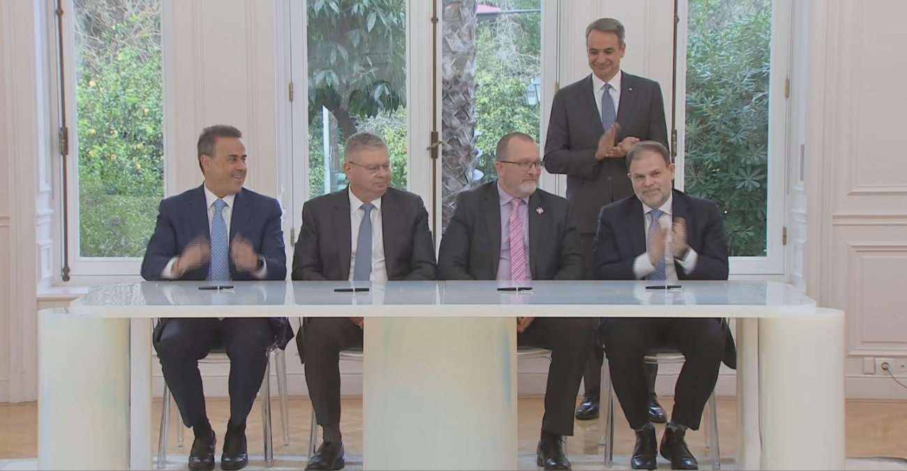 Έ&pi;&epsilon;&sigma;&alpha;&nu; &omicron;&iota; &upsilon;&pi;&omicron;&gamma;&rho;&alpha;&phi;έ&sigmaf; &mu;&epsilon; &tau;&eta; Chevron - &laquo;H &chi;ώ&rho;&alpha; &kappa;ά&nu;&epsilon;&iota; ά&lambda;&mu;&alpha;, &alpha;&nu;&alpha;&delta;&epsilon;&iota;&kappa;&nu;ύ&epsilon;&tau;&alpha;&iota; &sigma;&epsilon; &kappa;ό&mu;&beta;&omicron; &epsilon;&nu;&alpha;&lambda;&lambda;&alpha;&kappa;&tau;&iota;&kappa;ή&sigmaf; &epsilon;&nu;έ&rho;&gamma;&epsilon;&iota;&alpha;&sigmaf;&raquo;, &lambda;έ&epsilon;&iota; &omicron; &Mu;&eta;&tau;&sigma;&omicron;&tau;ά&kappa;&eta;&sigmaf;