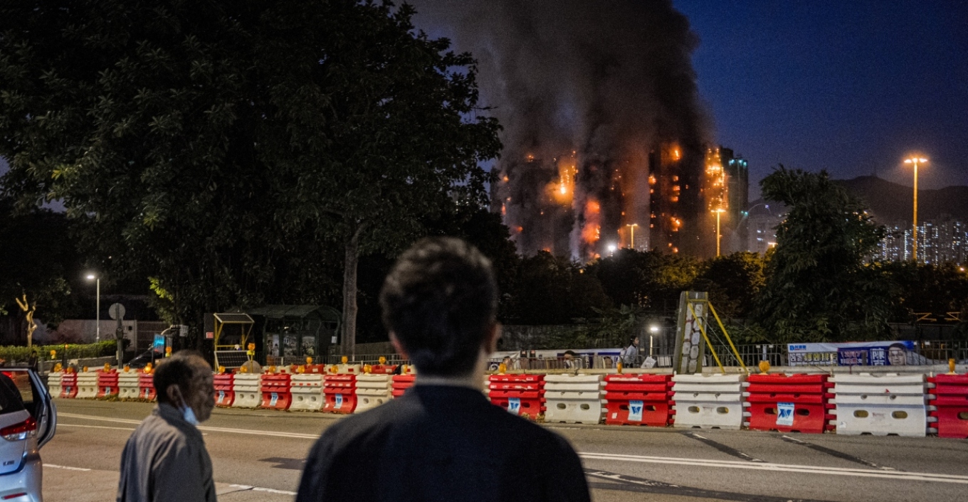 VIDEO: Φλεγόμενα συντρίμμια πέφτουν από τα κτίρια στο Χονγκ Κονγκ
