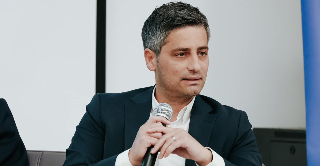 &Pi;&epsilon;&lambda;&epsilon;&kappa;ά&nu;&omicron;&sigmaf;: &laquo;&Tau;&omicron; &Epsilon;&Lambda;&Alpha;&Mu; &delta;&epsilon;&nu; &epsilon;ί&nu;&alpha;&iota; &omicron;ύ&tau;&epsilon; &sigma;&upsilon;&mu;&pi;&omicron;&lambda;ί&tau;&epsilon;&upsilon;&sigma;&eta; &omicron;ύ&tau;&epsilon; &alpha;&nu;&tau;&iota;&pi;&omicron;&lambda;ί&tau;&epsilon;&upsilon;&sigma;&eta; &kappa;&alpha;&tau;ά &pi;&alpha;&rho;&alpha;&gamma;&gamma;&epsilon;&lambda;ί&alpha;&raquo; &ndash; &Alpha;&iota;&chi;&mu;έ&sigmaf; &gamma;&iota;&alpha; &tau;&alpha; &sigma;&epsilon;&nu;ά&rho;&iota;&alpha; &tau;&omicron;&upsilon; 2028