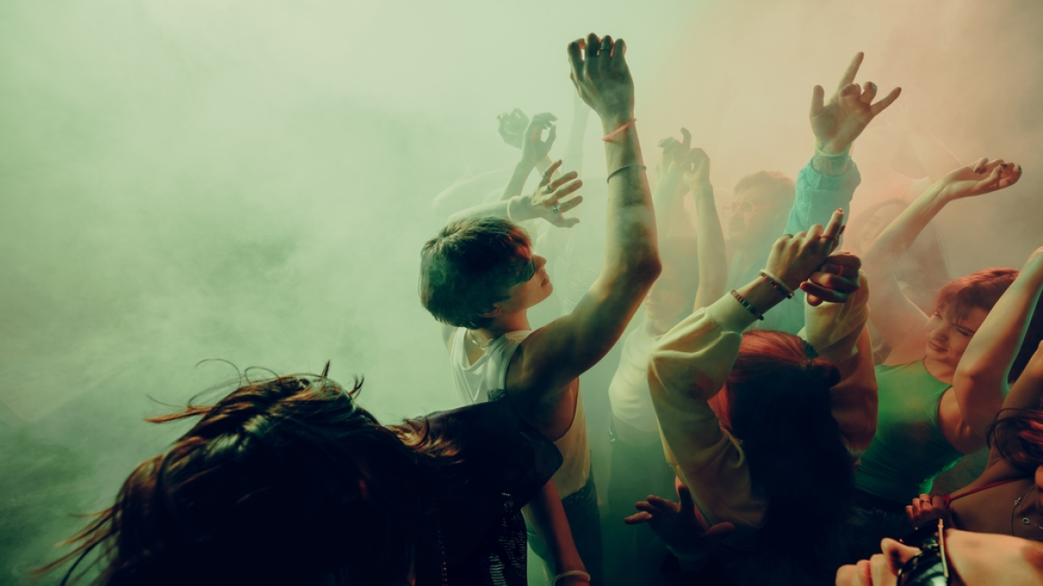 «Grief Rave»: Το ρέιβ πάρτι όπου οι άνθρωποι πηγαίνουν για να πενθήσουν μαζί
