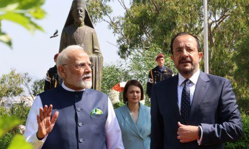 &Iota;&nu;&delta;ό&sigmaf; &Pi;&rho;&omega;&theta;&upsilon;&pi;&omicron;&upsilon;&rho;&gamma;ό&sigmaf;: &laquo;&Sigma;&tau;&epsilon;&nu;ό&sigmaf; &phi;ί&lambda;&omicron;&sigmaf; &kappa;&alpha;&iota; &sigma;&upsilon;&nu;&epsilon;&rho;&gamma;ά&tau;&eta;&sigmaf; &eta; &Kappa;ύ&pi;&rho;&omicron;&sigmaf;&raquo;