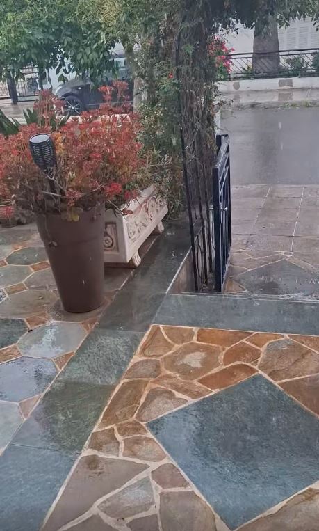 Video: Αλλάζει και πάλι ο καιρός – «Άνοιξαν οι ουρανοί» σε διάφορες περιοχές του νησιού