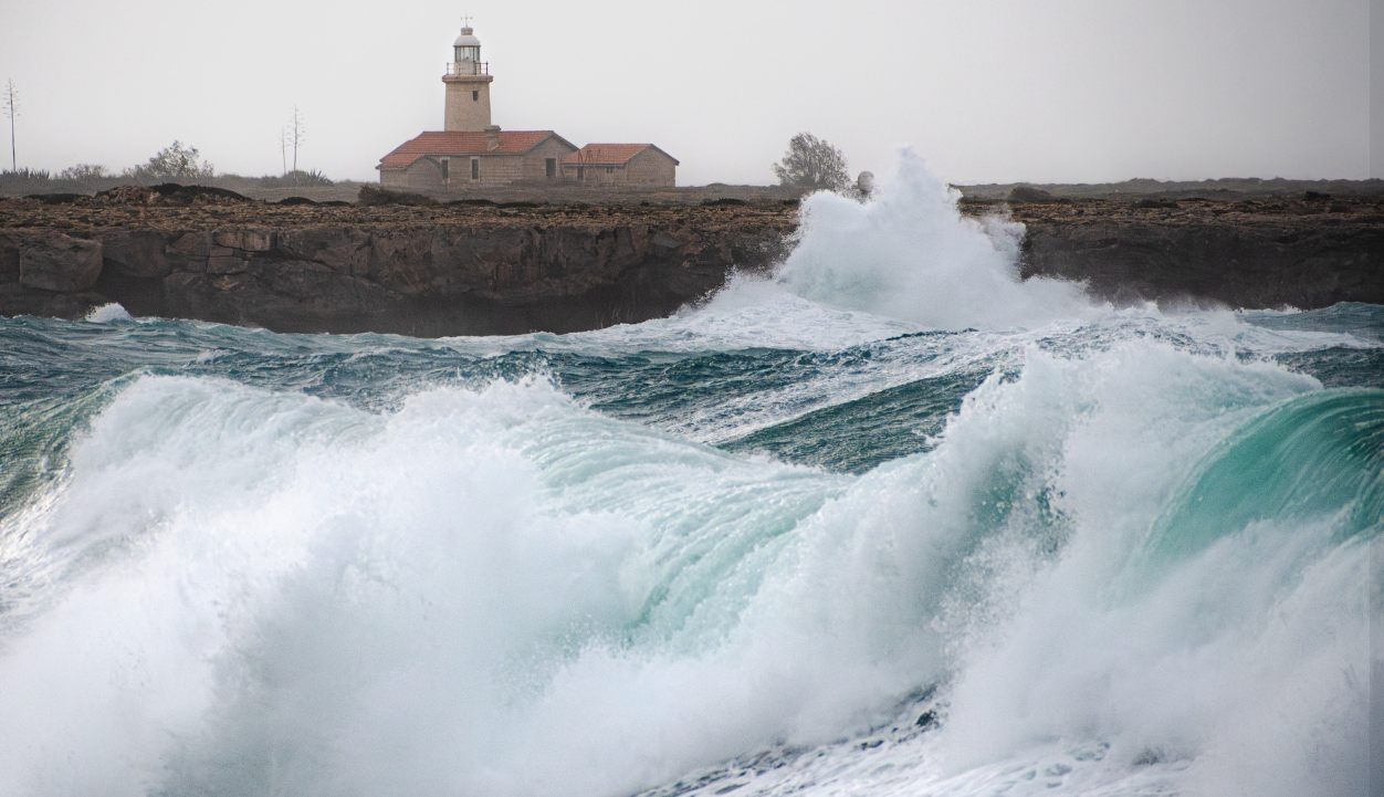 VIDEO: &laquo;&Xi;&epsilon;&chi;&epsilon;ί&lambda;&iota;&sigma;&epsilon;&raquo; &eta; &theta;ά&lambda;&alpha;&sigma;&sigma;&alpha; - &Omicron;&rho;&mu;&eta;&tau;&iota;&kappa;ά &kappa;ύ&mu;&alpha;&tau;&alpha; &chi;&tau;&upsilon;&pi;&omicron;ύ&nu; &tau;&iota;&sigmaf; &alpha;&kappa;&tau;έ&sigmaf; &tau;&eta;&sigmaf; &Kappa;ύ&pi;&rho;&omicron;&upsilon;