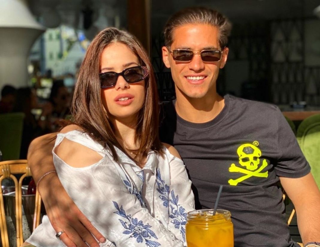 &Mu;&alpha;&rho;ί&alpha; &Kappa;&omicron;&rho;&tau;&zeta;&iota;ά: &Gamma;&iota;ό&rho;&tau;&alpha;&sigma;&epsilon; &tau;&alpha; &gamma;&epsilon;&nu;έ&theta;&lambda;&iota;&alpha; &tau;&eta;&sigmaf; &alpha;&gamma;&kappa;&alpha;&lambda;&iota;ά &mu;&epsilon; &tau;&omicron;&nu; &Pi;&iota;έ&rho;&omicron; &kappa;&alpha;&iota; &tau;&alpha; &pi;&alpha;&iota;&delta;&iota;ά &tau;&omicron;&upsilon;&sigmaf; - &Delta;&epsilon;ί&tau;&epsilon; &phi;&omega;&tau;&omicron;&gamma;&rho;&alpha;&phi;ί&epsilon;&sigmaf;