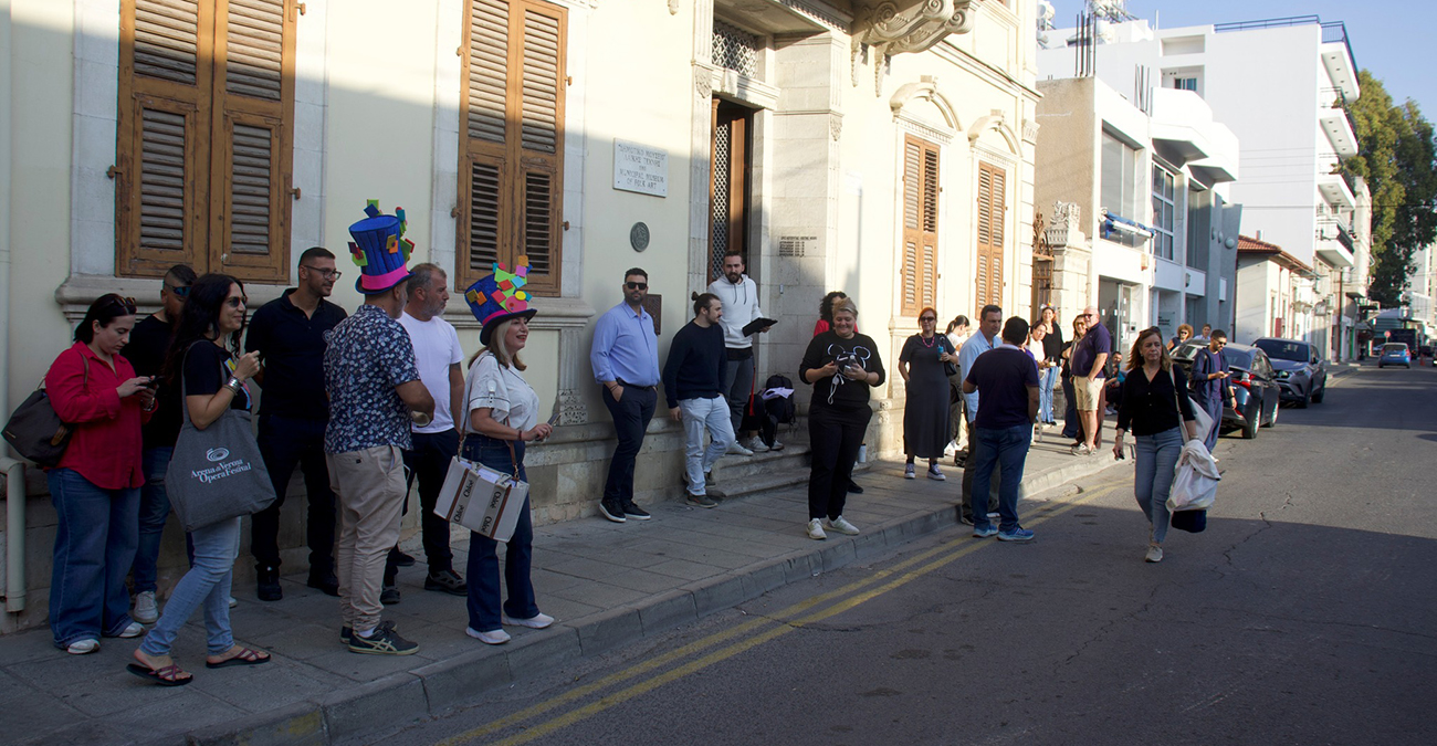 Δεκάδες ομάδες και συμμετέχοντες σχημάτισαν ουρές έξω από τα γραφεία του Δήμου