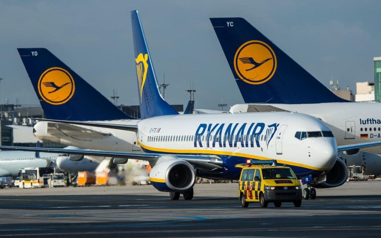 &Eta; Ryanair &alpha;&nu;&epsilon;&beta;ά&zeta;&epsilon;&iota; &sigma;&tau;ό&chi;&omicron;&upsilon;&sigmaf;: &Pi;&epsilon;&rho;&iota;&sigma;&sigma;ό&tau;&epsilon;&rho;&omicron;&iota; &epsilon;&pi;&iota;&beta;ά&tau;&epsilon;&sigmaf;, &alpha;&kappa;&rho;&iota;&beta;ό&tau;&epsilon;&rho;&alpha; &epsilon;&iota;&sigma;&iota;&tau;ή&rho;&iota;&alpha; &mu;&epsilon;&tau;ά &tau;&iota;&sigmaf; &tau;&alpha;&chi;ύ&tau;&epsilon;&rho;&epsilon;&sigmaf; &pi;&alpha;&rho;&alpha;&delta;ό&sigma;&epsilon;&iota;&sigmaf; &alpha;&epsilon;&rho;&omicron;&sigma;&kappa;&alpha;&phi;ώ&nu; &alpha;&pi;ό &tau;&eta;&nu; Boeing - &Tau;&iota; &theta;&alpha; &iota;&sigma;&chi;ύ&epsilon;&iota;
