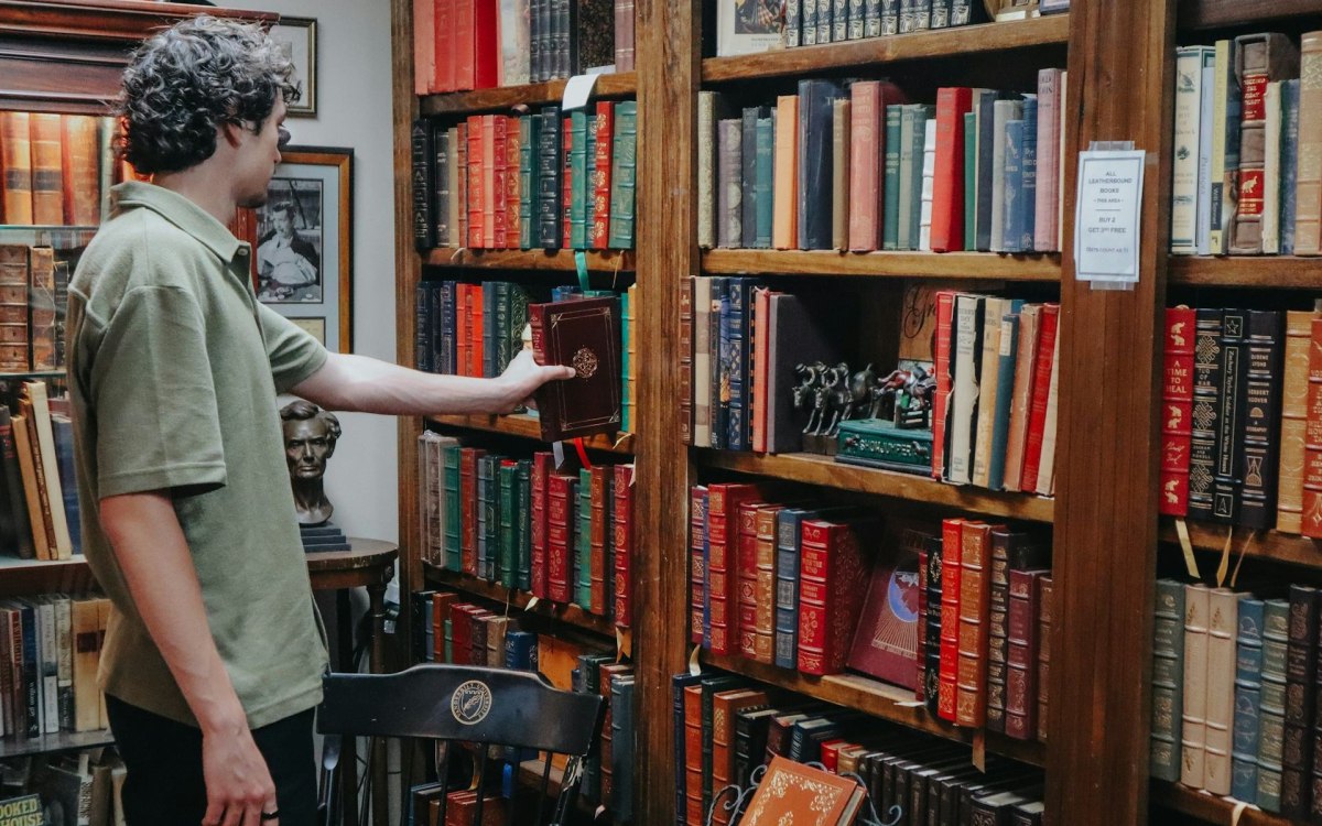 &Alpha;&upsilon;&tau;ό &pi;&omicron;&upsilon; &delta;&iota;&alpha;&beta;ά&zeta;&omicron;&upsilon;&nu; &omicron;&iota; ά&nu;&delta;&rho;&epsilon;&sigmaf;: &Eta; &epsilon;&pi;&iota;&sigma;&tau;ή&mu;&eta; &xi;έ&rho;&epsilon;&iota; &tau;&iota; &beta;&iota;&beta;&lambda;ί&alpha; &tau;&omicron;&upsilon;&sigmaf; &alpha;&rho;έ&sigma;&omicron;&upsilon;&nu;