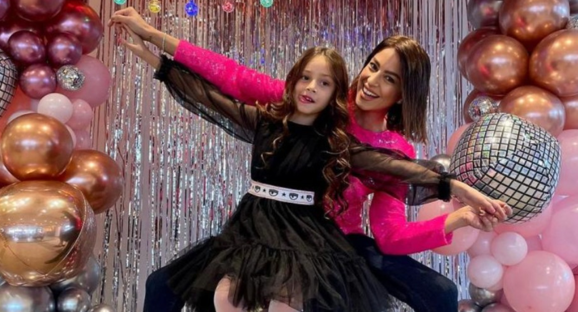 Κωνσταντίνα Ευριπίδου: Η κόρη της την φωτογράφισε να κοιμάται στον ώμο της εν ώρα πτήσης – Φωτογραφίες