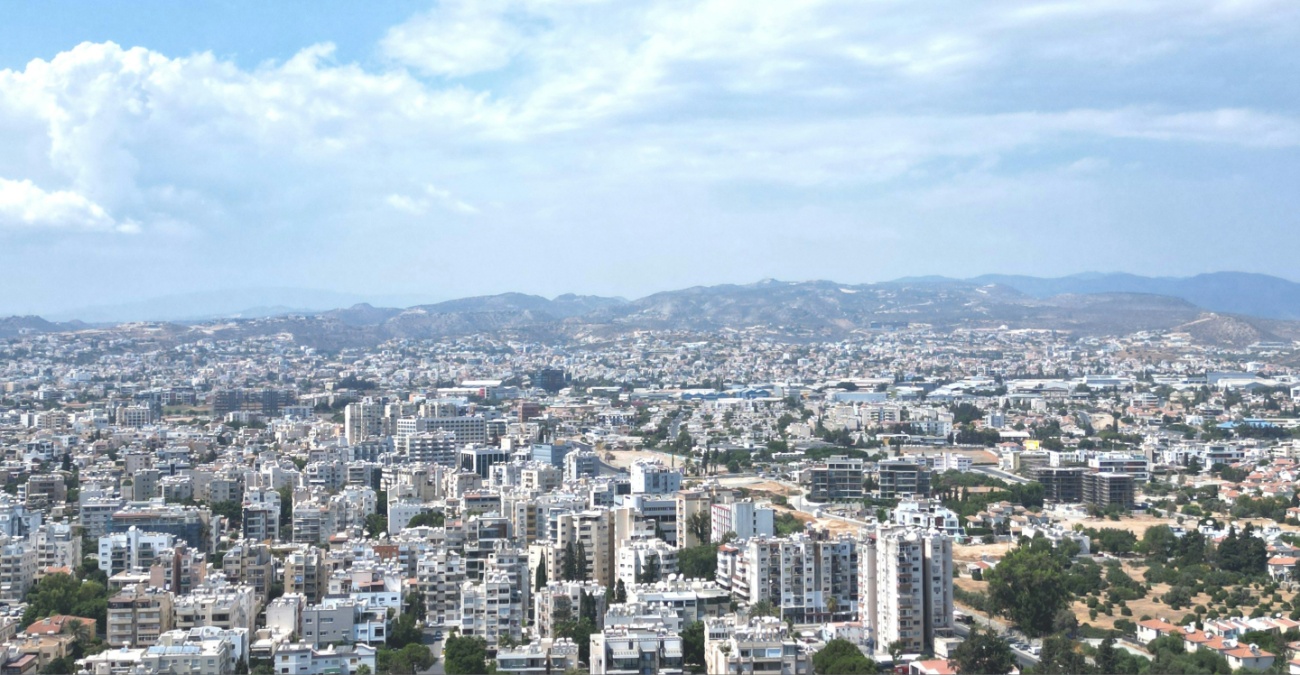 «Πόσους πρέπει ακόμα να θρηνήσουμε;» – Κραυγή απόγνωσης για ετοιμόρροπη πολυκατοικία στην καρδιά της Λεμεσού – Δείτε φωτογραφίες