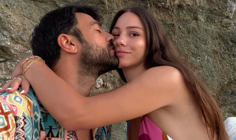 Φιλά τη φουσκωμένη κοιλίτσα της Σιμώνης του στην παραλία Φιλά τη φουσκωμένη κοιλίτσα της Σιμώνης του στην παραλία