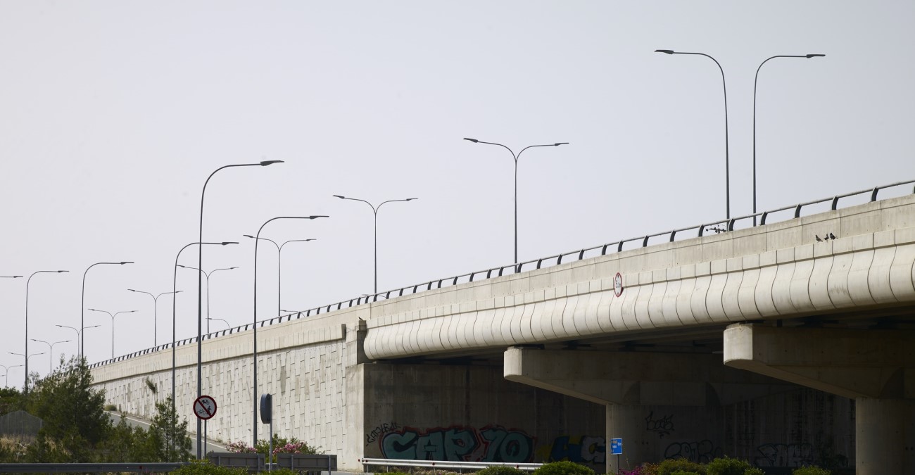 Διορθώνεται κάτι σε αυτόν τον τόπο; Πυλώνες οδικού φωτισμού στον αυτοκινητόδρομο παραμένει με εκτεθειμένα σύρματα για ενάμιση χρόνο