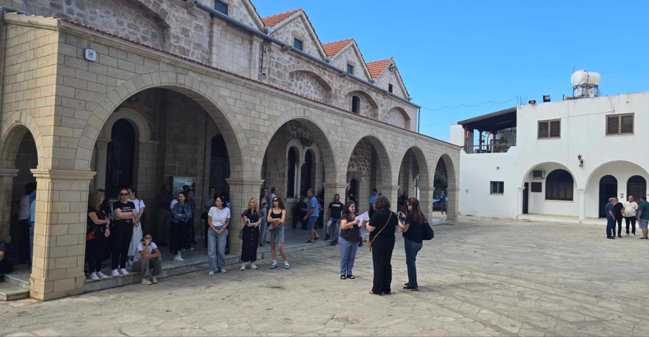 Πιστοί υπέρ του Τυχικού σε νέα διαμαρτυρία στην Πάφο – Είδαν τον Αρχιεπίσκοπο Γεώργιο
