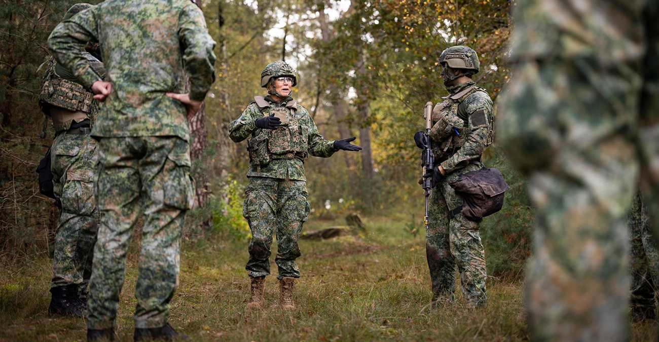 Βασίλισσα έβαλε φούμο και στολή παραλλαγής και έλαβε μέρος σε ασκήσεις – Δείτε φωτογραφίες Βασίλισσα έβαλε φούμο και στολή παραλλαγής και έλαβε μέρος σε ασκήσεις – Δείτε φωτογραφίες