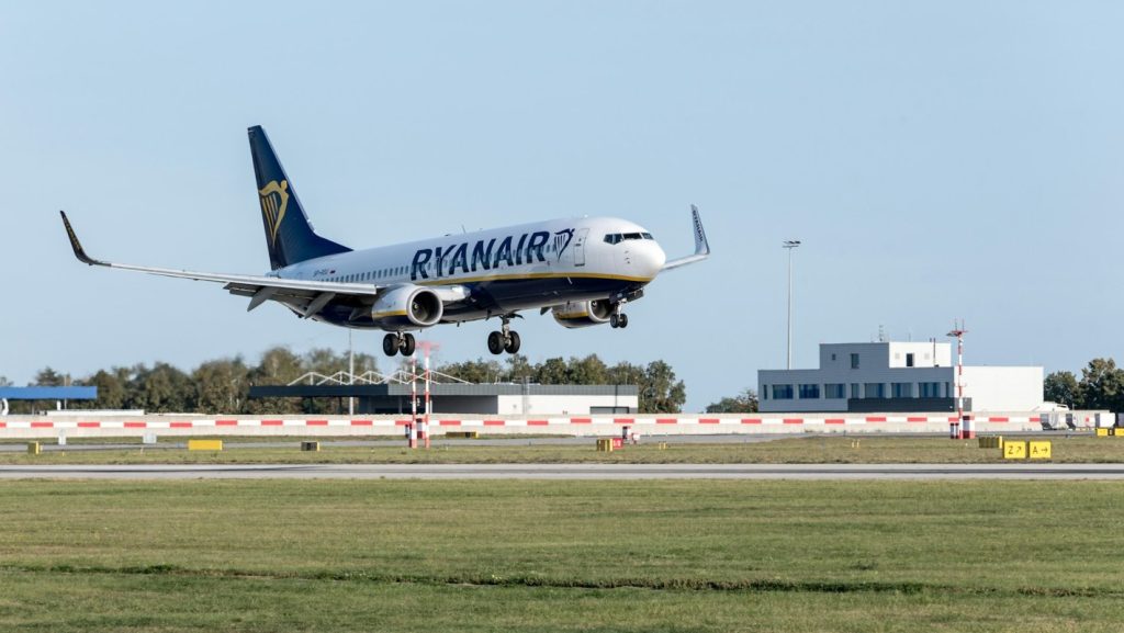&Tau;&alpha;&xi;ί&delta;&iota;&alpha;: &Omicron; &epsilon;&pi;&iota;&kappa;&epsilon;&phi;&alpha;&lambda;ή&sigmaf; &tau;&eta;&sigmaf; Ryanair &pi;&rho;&omicron;&beta;&lambda;έ&pi;&epsilon;&iota; ό&tau;&iota; &delta;ύ&omicron; &alpha;&epsilon;&rho;&omicron;&pi;&omicron;&rho;&iota;&kappa;έ&sigmaf; &theta;&alpha; &chi;&rho;&epsilon;&omicron;&kappa;&omicron;&pi;ή&sigma;&omicron;&upsilon;&nu; &pi;&rho;&iota;&nu; &tau;&omicron; &tau;έ&lambda;&omicron;&sigmaf; &tau;&omicron;&upsilon; 2026 &ndash; &Sigma;&epsilon; &alpha;&upsilon;&tau;έ&sigmaf; &alpha;&nu;&alpha;&phi;έ&rho;&epsilon;&tau;&alpha;&iota;