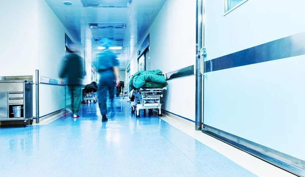 &Alpha;&nu;&epsilon;ί&pi;&omega;&tau;&eta; &tau;&rho;&alpha;&gamma;&omega;&delta;ί&alpha; &sigma;&tau;&alpha; &Kappa;&alpha;&lambda;ά&beta;&rho;&upsilon;&tau;&alpha;: 55&chi;&rho;&omicron;&nu;&omicron;&sigmaf; &pi;ή&gamma;&epsilon; &tau;&eta; &sigma;ύ&zeta;&upsilon;&gamma;ό &tau;&omicron;&upsilon; &sigma;&tau;&omicron; &nu;&omicron;&sigma;&omicron;&kappa;&omicron;&mu;&epsilon;ί&omicron; &kappa;&alpha;&iota; &kappa;&alpha;&tau;έ&lambda;&eta;&xi;&epsilon; &omicron; ί&delta;&iota;&omicron;&sigmaf;