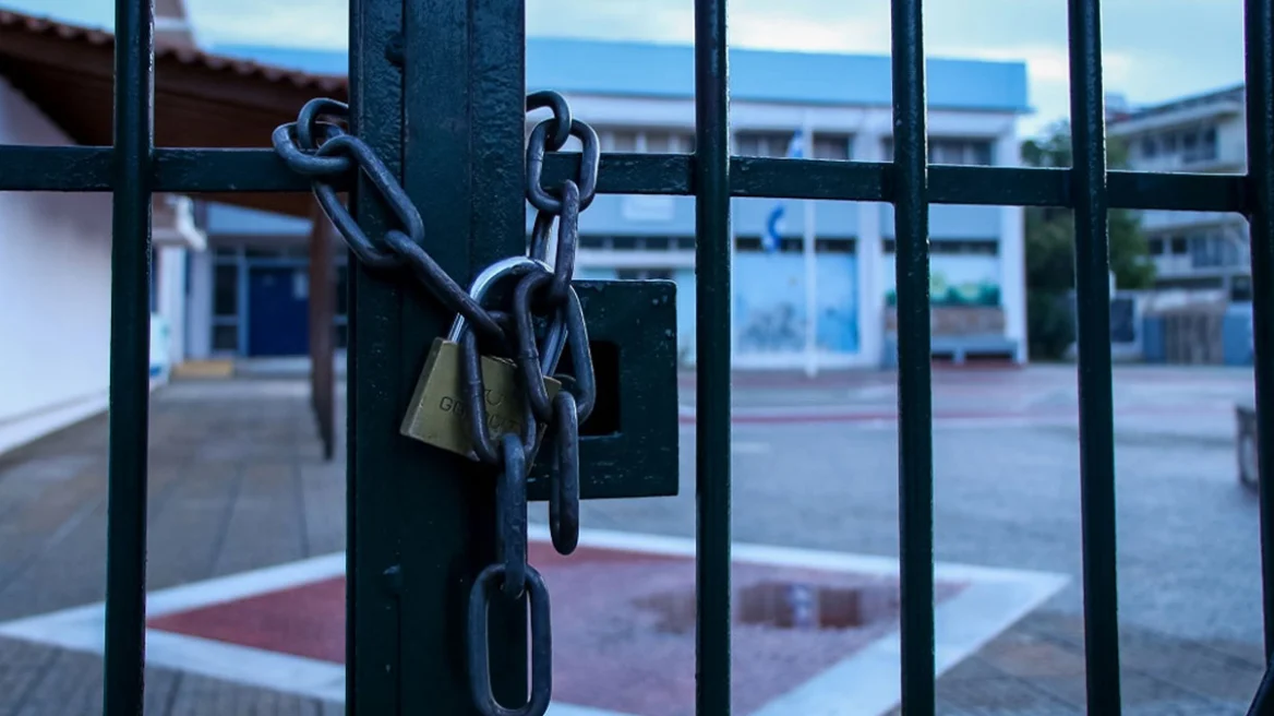 &Chi;&alpha;&lambda;ά&nu;&delta;&rho;&iota;: &Kappa;&lambda;&eta;&theta;&eta;&kappa;&epsilon; &sigma;&epsilon; &epsilon;&xi;&eta;&gamma;ή&sigma;&epsilon;&iota;&sigmaf; &eta; &delta;&iota;&epsilon;&upsilon;&theta;ύ&nu;&tau;&rho;&iota;&alpha; &pi;&omicron;&upsilon; &phi;έ&rho;&epsilon;&tau;&alpha;&iota; &nu;&alpha; έ&beta;&alpha;&lambda;&epsilon; &mu;&alpha;&theta;&eta;&tau;έ&sigmaf; &nu;&alpha; &sigma;&kappa;ά&beta;&omicron;&upsilon;&nu; &chi;&alpha;&nu;&tau;ά&kappa;&iota;&alpha; &gamma;&iota;&alpha; &nu;&alpha; &laquo;&sigma;&beta;ή&sigma;&omicron;&upsilon;&nu;&raquo; &alpha;&pi;&omicron;&upsilon;&sigma;ί&epsilon;&sigmaf;