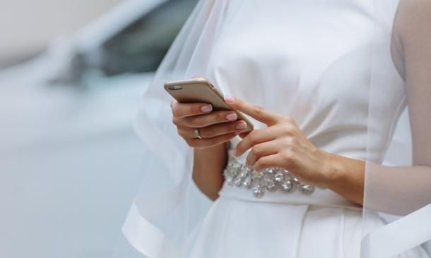 Χαμός σε γάμο: Η νύφη διάβαζε στη δεξίωση SMS του γαμπρού με την ερωμένη
