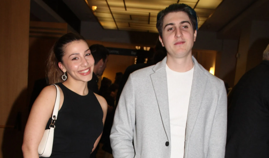 Good Job Nicky: &Tau;&omicron; &mu;&epsilon;&gamma;ά&lambda;&omicron; &sigma;&tau;&omicron;ί&chi;&eta;&mu;&alpha; &tau;&eta;&sigmaf; Eurovision &kappa;&alpha;&iota; &eta; &gamma;&upsilon;&nu;&alpha;ί&kappa;&alpha; &pi;&omicron;&upsilon; &tau;&omicron;&upsilon; έ&chi;&epsilon;&iota; &kappa;&lambda;έ&psi;&epsilon;&iota; &tau;&eta;&nu; &kappa;&alpha;&rho;&delta;&iota;ά