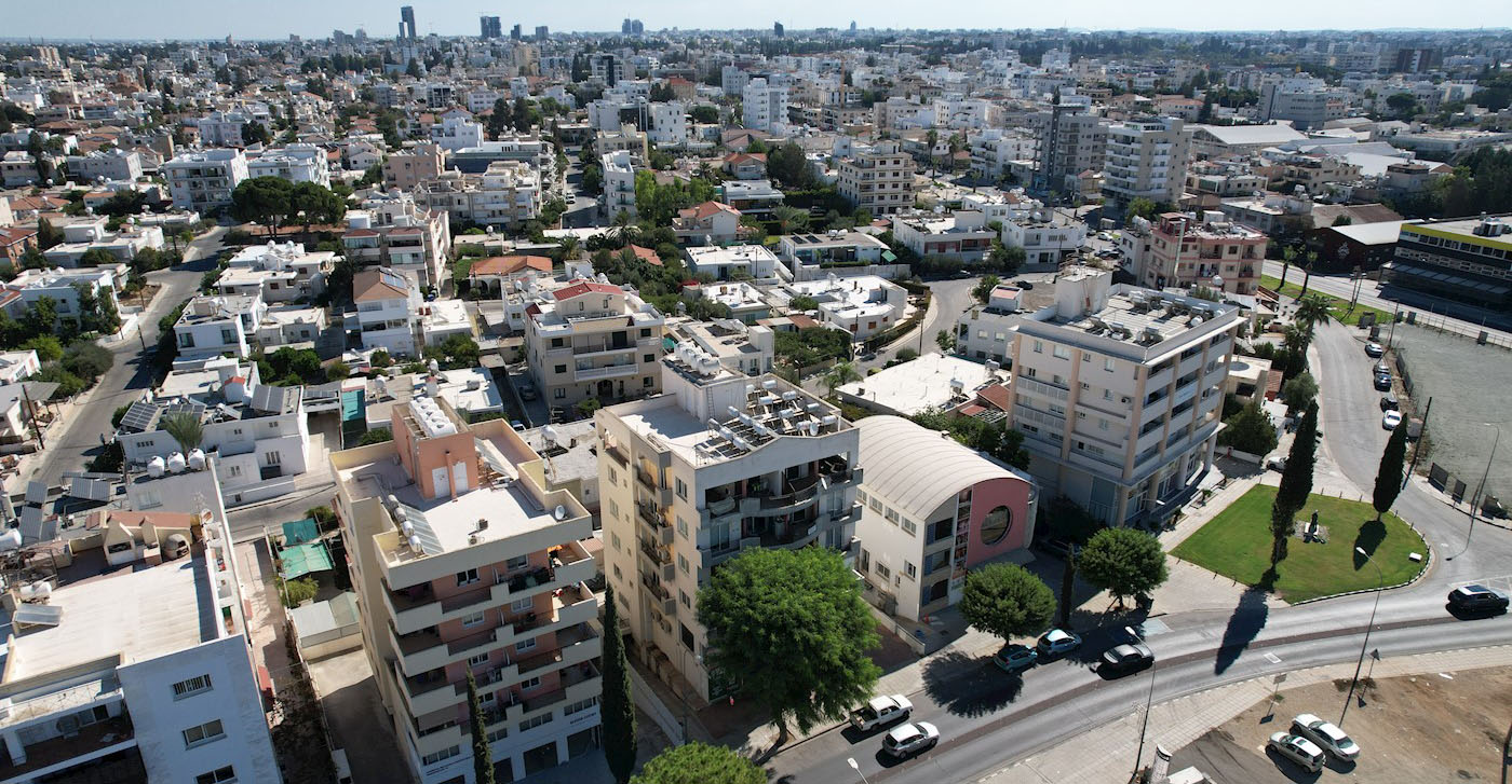 Σε κινητοποίηση οι Αρχές: Κατέρρευσε τοίχος περίφραξης πολυκατοικίας στη Λευκωσία -Δείτε φωτογραφία