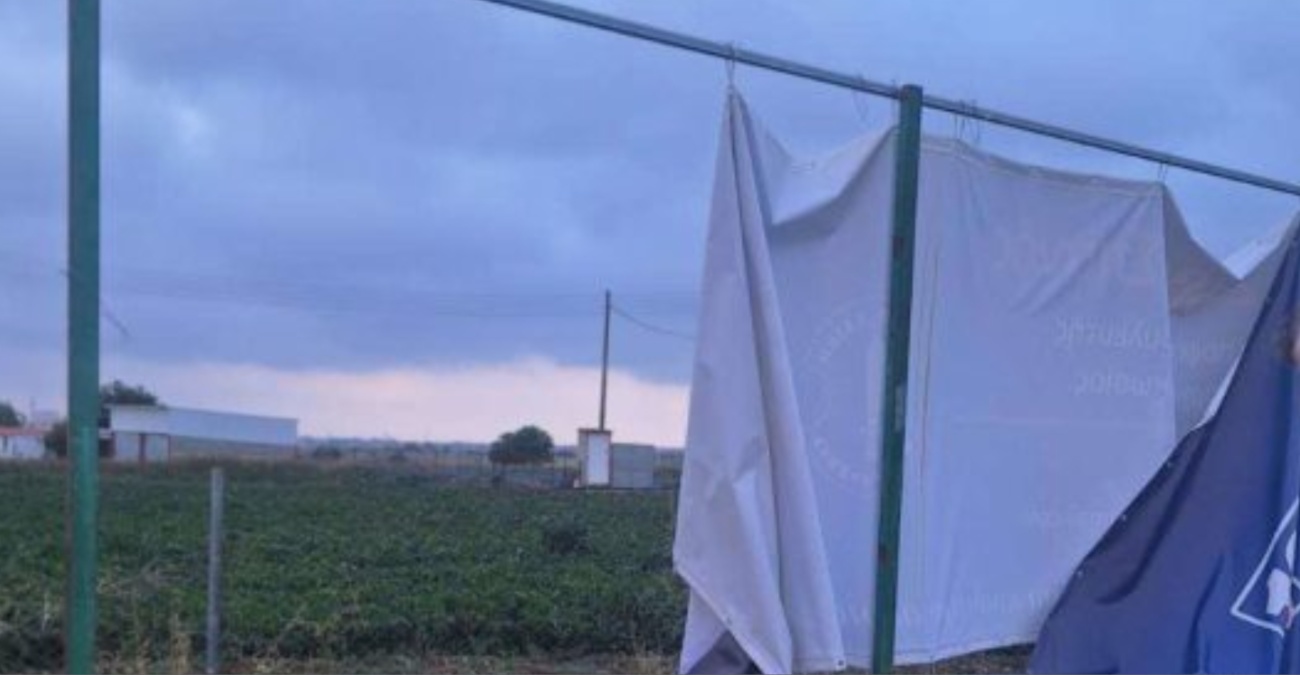 &laquo;&Mu;&pi;&alpha;&rho;ά&zeta;&raquo; &beta;&alpha;&nu;&delta;&alpha;&lambda;&iota;&sigma;&mu;ώ&nu; &kappa;&alpha;&iota; &epsilon;&pi;&iota;&theta;έ&sigma;&epsilon;&omega;&nu; &kappa;&alpha;&tau;ά &pi;&omicron;&lambda;&iota;&tau;&iota;&kappa;&omicron;ύ &kappa;ό&mu;&mu;&alpha;&tau;&omicron;&sigmaf; - &laquo;&Omicron; &pi;&alpha;&nu;&iota;&kappa;ό&sigmaf; &tau;&omicron;&upsilon;&sigmaf; έ&chi;&epsilon;&iota; &kappa;&upsilon;&rho;&iota;&epsilon;ύ&sigma;&epsilon;&iota;, &delta;&epsilon;&nu; &theta;&alpha; &mu;&alpha;&sigmaf; &phi;&iota;&mu;ώ&sigma;&omicron;&upsilon;&nu;&raquo; - &Delta;&epsilon;ί&tau;&epsilon; &phi;&omega;&tau;&omicron;&gamma;&rho;&alpha;&phi;ί&epsilon;&sigmaf;