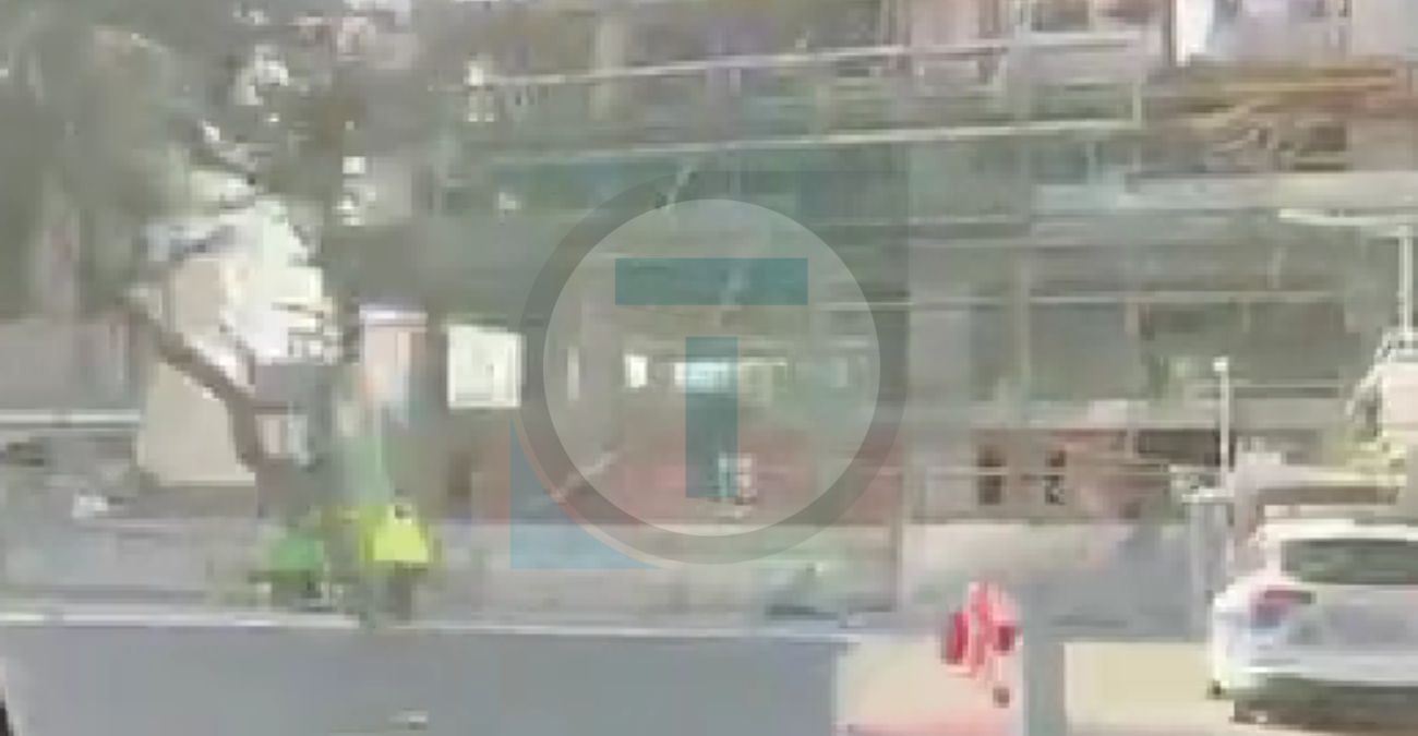 &Pi;&alpha;&rho;&alpha;&lambda;ί&gamma;&omicron; &tau;&rho;&alpha;&gamma;&omega;&delta;ί&alpha;: &Kappa;&alpha;&tau;έ&rho;&rho;&epsilon;&upsilon;&sigma;&alpha;&nu; &sigma;&kappa;&alpha;&lambda;&omega;&sigma;&iota;έ&sigmaf; &delta;ί&pi;&lambda;&alpha; &alpha;&pi;ό &gamma;&nu;&omega;&sigma;&tau;ό &epsilon;&sigma;&tau;&iota;&alpha;&tau;ό&rho;&iota;&omicron; - &Phi;&omega;&tau;&omicron;&gamma;&rho;&alpha;&phi;ί&epsilon;&sigmaf; &alpha;&pi;ό &tau;&omicron; &sigma;&eta;&mu;&epsilon;ί&omicron;