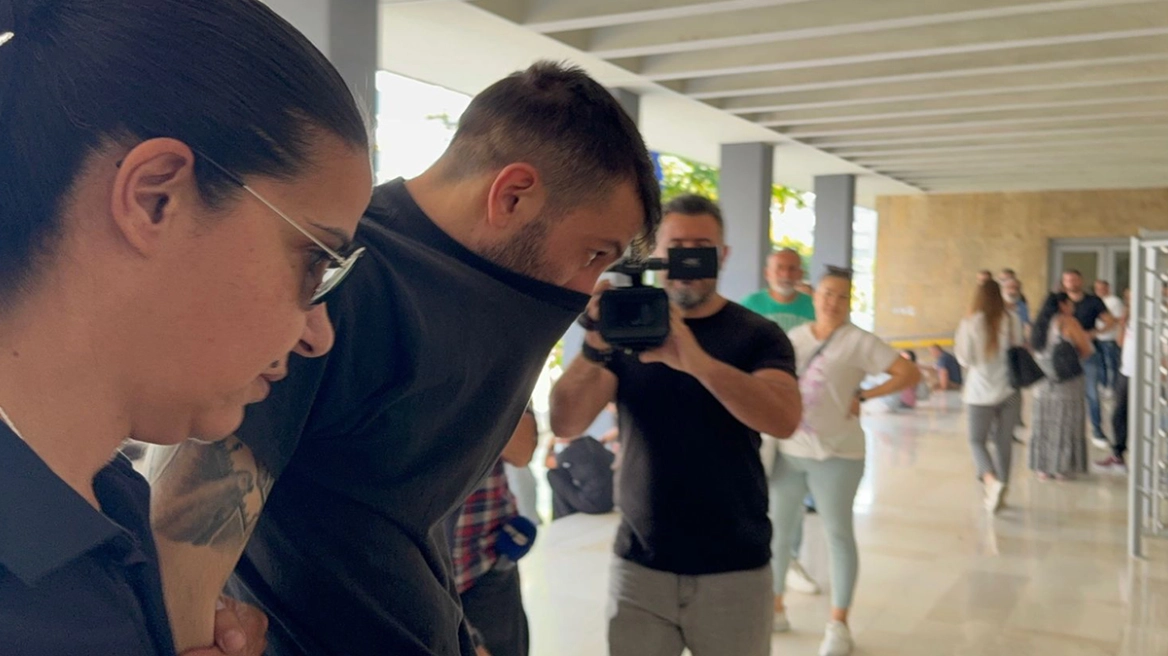 Κακουργηματική δίωξη στον 34χρονο που κλώτσησε και πάτησε γατάκι με το αυτοκίνητό του στη Θεσσαλονίκη