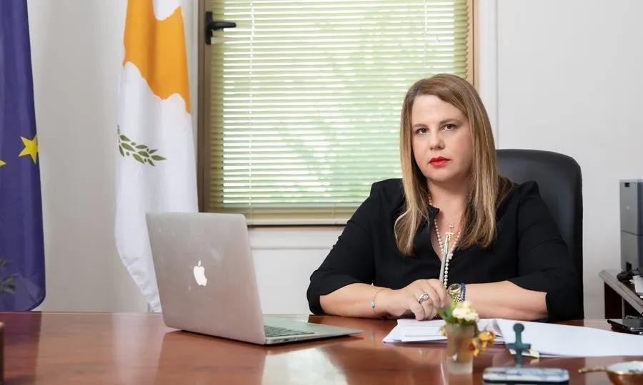 Ζητά τροποποίηση περί ακίνητης ιδιοκτησίας νόμου για άρση διάκρισης φύλου