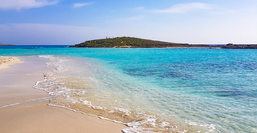 Τι κι αν έμειναν λίγες μέρες ως τα Χριστούγεννα, το Nissi Beach γεμίζει από λουόμενους – Δείτε βίντεο