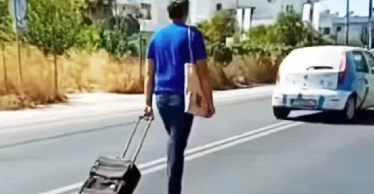 &laquo;&Rho;&epsilon; &kappa;ά&nu;&epsilon; ά&kappa;&rho;&eta; &rho;&epsilon;&raquo;: &Alpha;&chi;ά&mu;&pi;&alpha;&rho;&omicron;&sigmaf; &pi;&epsilon;&zeta;ό&sigmaf; &sigma;&tau;&eta; &Rho;ό&delta;&omicron; &pi;&epsilon;&rho;&pi;&alpha;&tau;ά&epsilon;&iota; &sigma;&tau;&eta; &mu;έ&sigma;&eta; &tau;&omicron;&upsilon; &delta;&rho;ό&mu;&omicron;&upsilon; &kappa;&alpha;&iota; &tau;&rho;&epsilon;&lambda;&alpha;ί&nu;&epsilon;&iota; &tau;&omicron;&upsilon;&sigmaf; &omicron;&delta;&eta;&gamma;&omicron;ύ&sigmaf; - &Beta;ί&nu;&tau;&epsilon;&omicron;