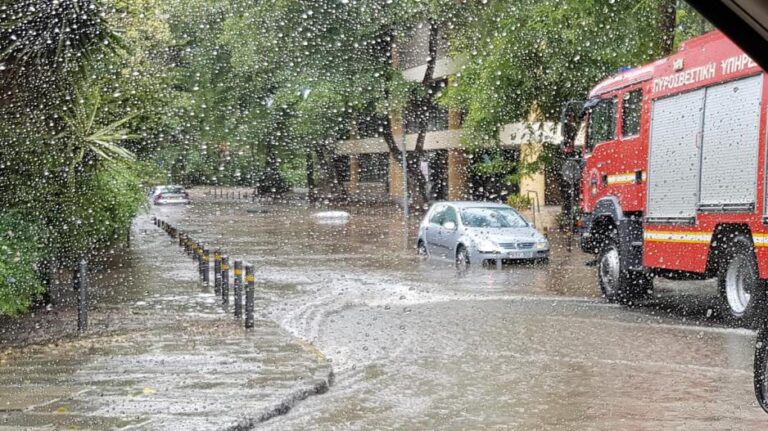 Πλημμυρισμένα υπόγεια υποστατικών και ρυμουλκήσεις ακινητοποιημένων οχημάτων από Πυροσβεστική