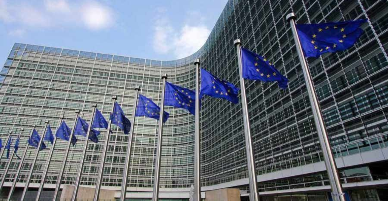 &Kappa;&omicron;&mu;&iota;&sigma;&iota;ό&nu;: &Kappa;&lambda;&epsilon;ί&nu;&epsilon;&iota; &eta; &upsilon;&pi;ό&theta;&epsilon;&sigma;&eta; &gamma;&iota;&alpha; &tau;&alpha; &laquo;&chi;&rho;&upsilon;&sigma;ά &delta;&iota;&alpha;&beta;&alpha;&tau;ή&rho;&iota;&alpha;&raquo; &tau;&eta;&sigmaf; &Kappa;ύ&pi;&rho;&omicron;&upsilon;