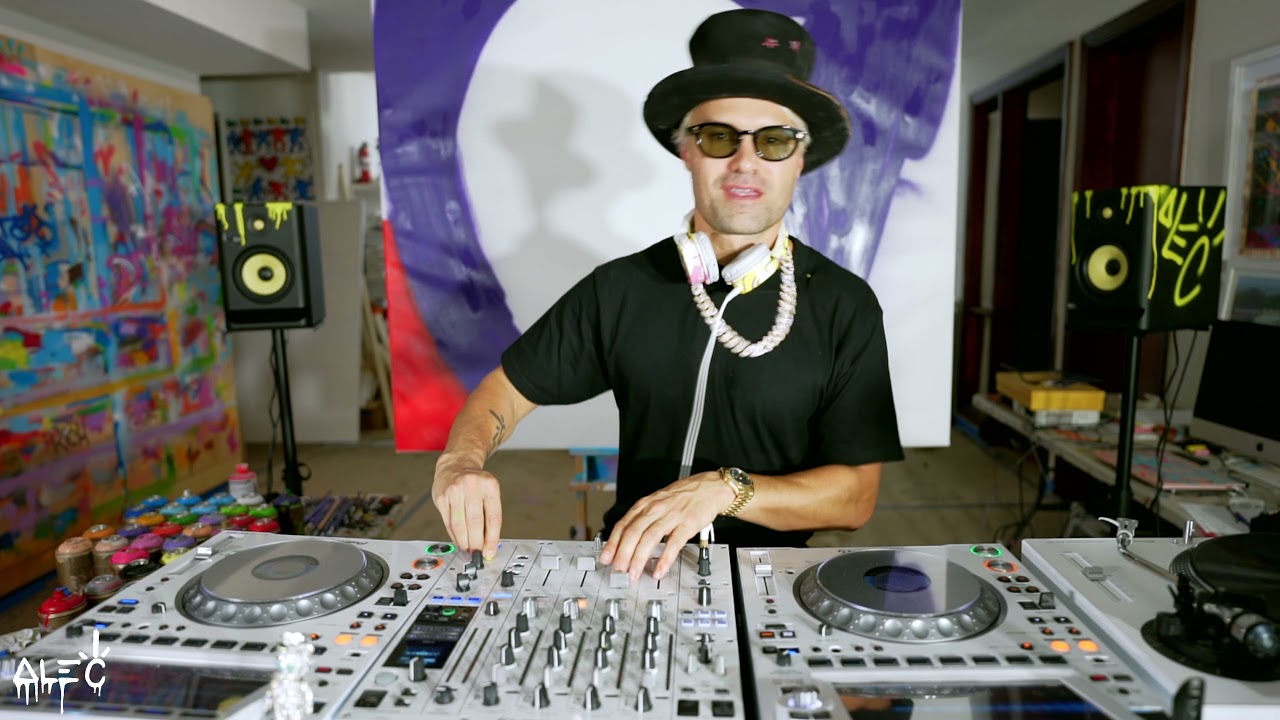 &Omicron; Alec Monopoly &delta;&iota;&alpha;&sigma;&kappa;έ&delta;&alpha;&sigma;&epsilon; &sigma;&epsilon; &gamma;&nu;&omega;&sigma;&tau;ό beach club &tau;&eta;&sigmaf; &Mu;&upsilon;&kappa;ό&nu;&omicron;&upsilon; - &Pi;έ&rho;&alpha;&sigma;&epsilon; &chi;&rho;ό&nu;&omicron; &mu;&epsilon; &tau;&omicron;&nu; Mr Thank You