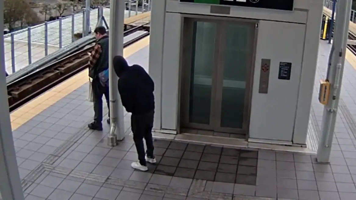 Άνδρας έσπρωξε επιβάτη στις ράγες λίγο πριν φτάσει το τρένο