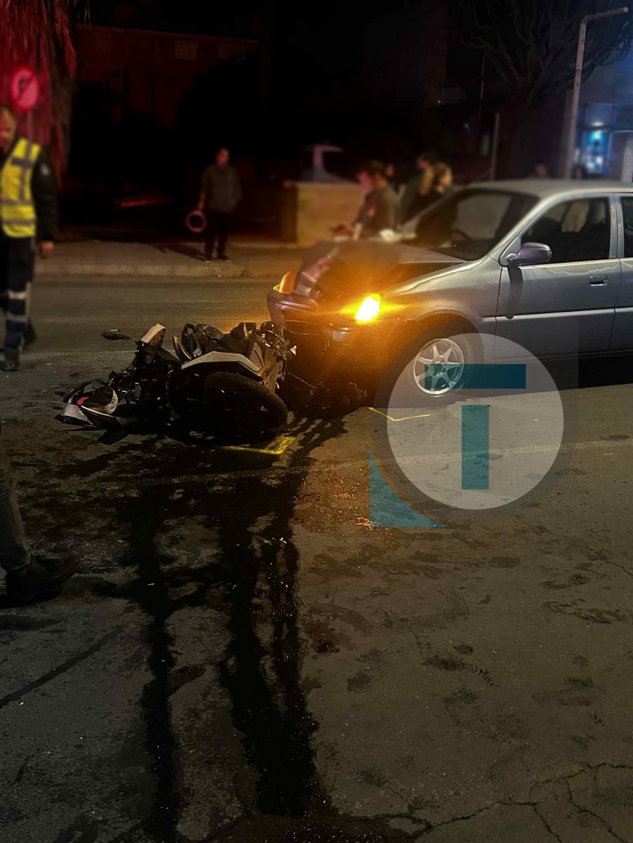 Όχημα συγκρούστηκε με μοτοσικλέτα στη Λευκωσία – Στο σημείο ασθενοφόρο