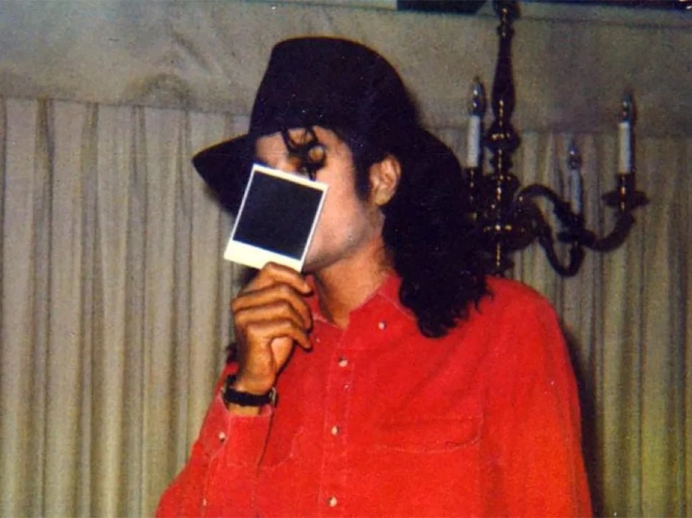 &Nu;έ&epsilon;&sigmaf; &kappa;&alpha;&tau;&alpha;&gamma;&gamma;&epsilon;&lambda;ί&epsilon;&sigmaf; &gamma;&iota;&alpha; &tau;&omicron;&nu; &Mu;ά&iota;&kappa;&lambda; &Tau;&zeta;ά&kappa;&sigma;&omicron;&nu;: &Omicron;&iota; &phi;&omega;&tau;&omicron;&gamma;&rho;&alpha;&phi;ί&epsilon;&sigmaf; &tau;&omicron;&upsilon; &mu;&epsilon; &nu;&epsilon;&alpha;&rho;ά &alpha;&gamma;ό&rho;&iota;&alpha; &kappa;&alpha;&iota; &omicron;&iota; &iota;&sigma;&chi;&upsilon;&rho;&iota;&sigma;&mu;&omicron;ί ό&tau;&iota; &tau;&alpha; &kappa;&alpha;&kappa;&omicron;&pi;&omicron;ί&eta;&sigma;&epsilon; &sigma;&epsilon;&xi;&omicron;&upsilon;&alpha;&lambda;&iota;&kappa;ά